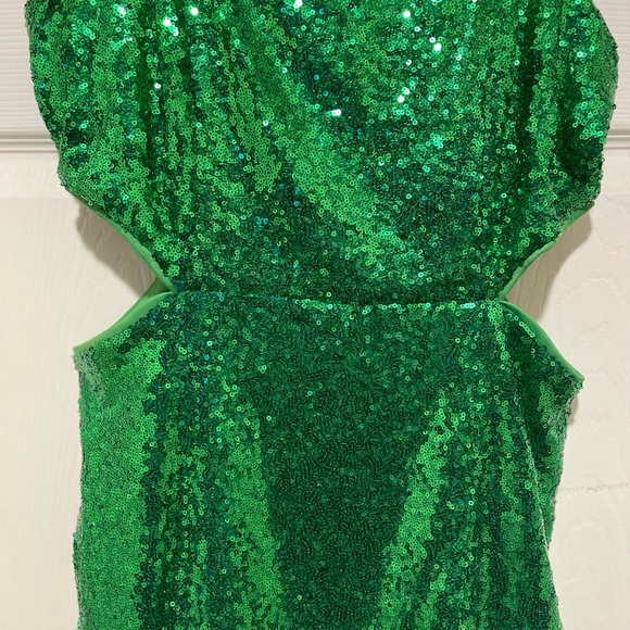 GREEN DRESS 👗 - Picture 3 of 6